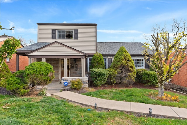 view of front of property featuring a front yard