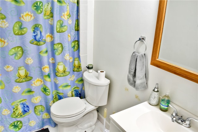 bathroom with a shower with curtain, toilet, and sink