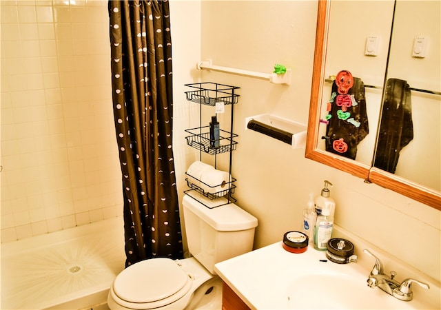 bathroom featuring a shower with shower curtain, vanity, and toilet