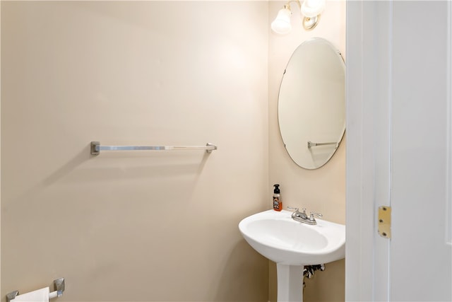 bathroom featuring sink