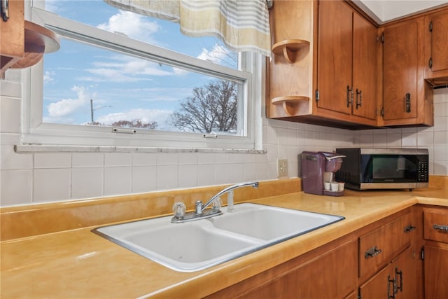 kitchen with backsplash and sink