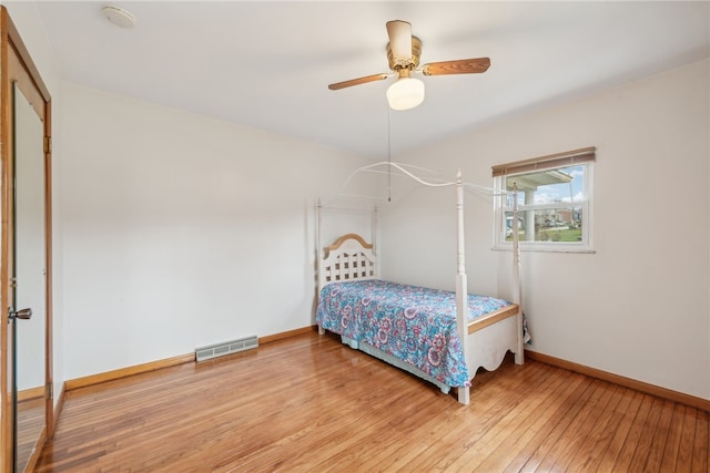 bedroom featuring light hardwood / wood-style floors and ceiling fan