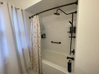 bathroom with shower / tub combo