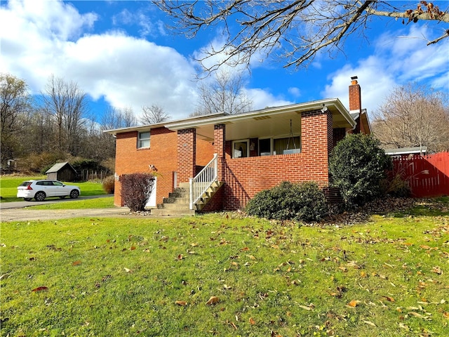 view of front of house featuring a front lawn