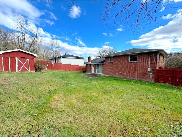 view of yard featuring an outdoor structure