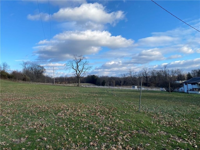 view of yard featuring a rural view