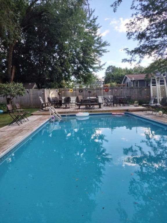 view of swimming pool