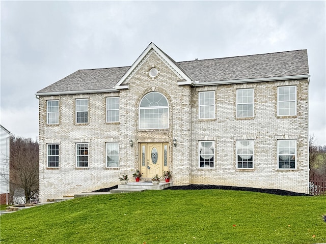 colonial house featuring a front lawn