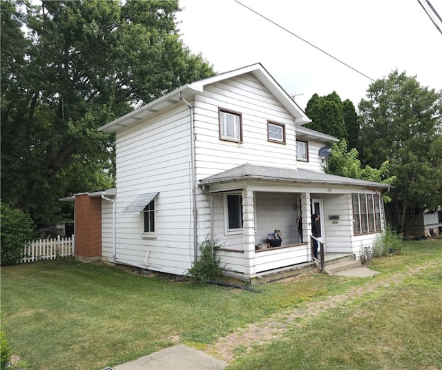 view of front facade with a front yard