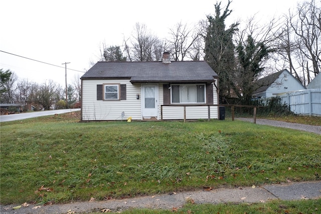 view of front facade featuring a front lawn