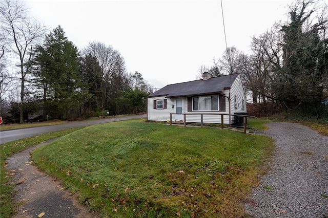 view of front facade with a front yard