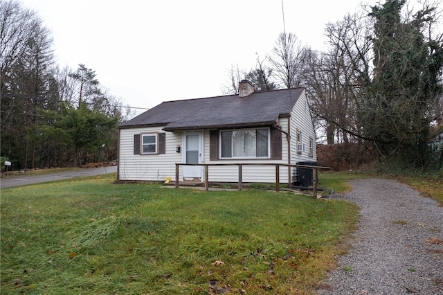 view of front of house with a front lawn