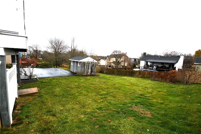 view of yard featuring a shed