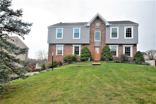 view of front of property featuring a front lawn