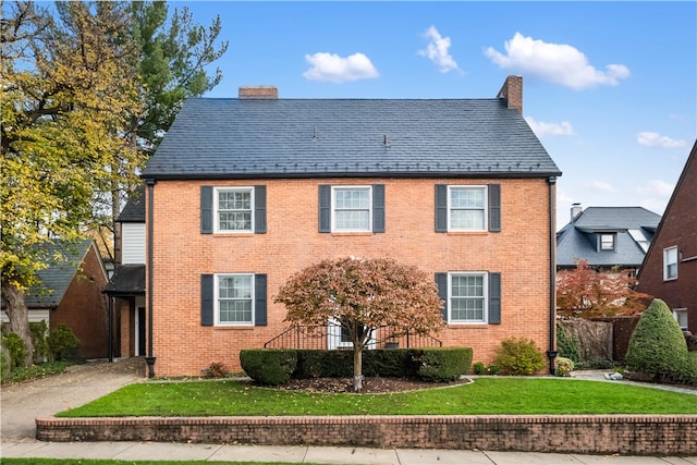 view of front of house featuring a front lawn