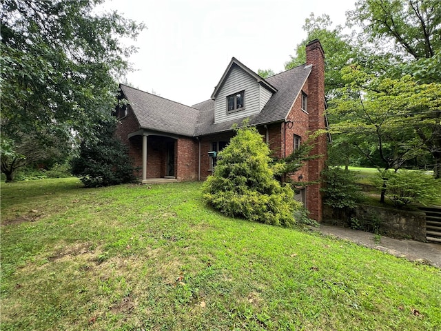 view of front of property with a front lawn