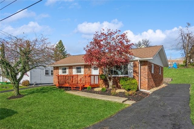 view of front of house featuring a front lawn