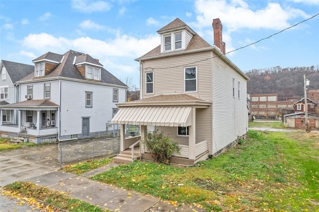 view of front facade with a front yard