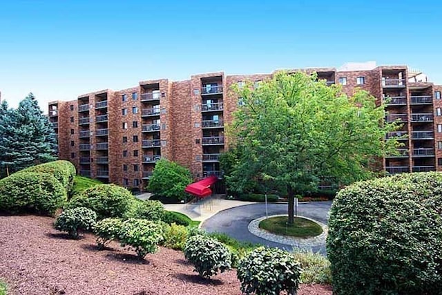 1500 Cochran Rd Unit 709, Scott Twp Sal, PA 15243 - view of apartment building / complex
