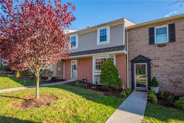 view of front of property with a front yard