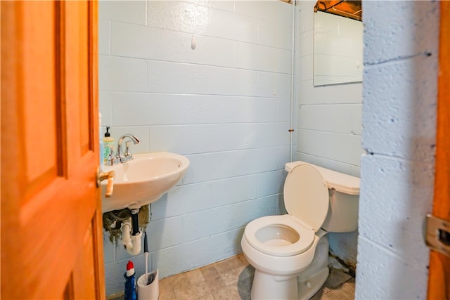 bathroom featuring toilet and sink