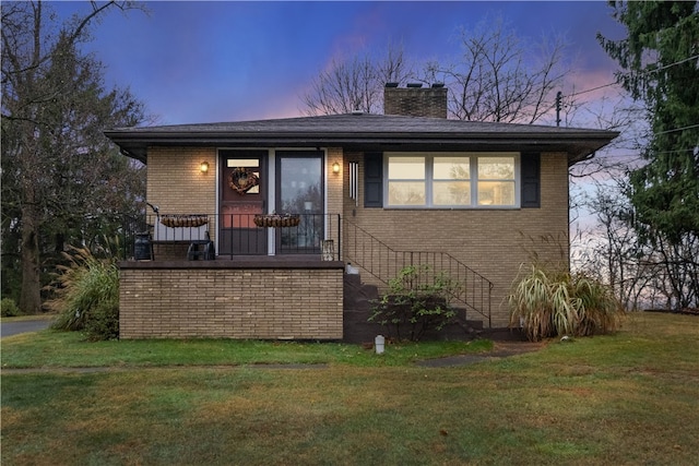 view of front of house featuring a lawn