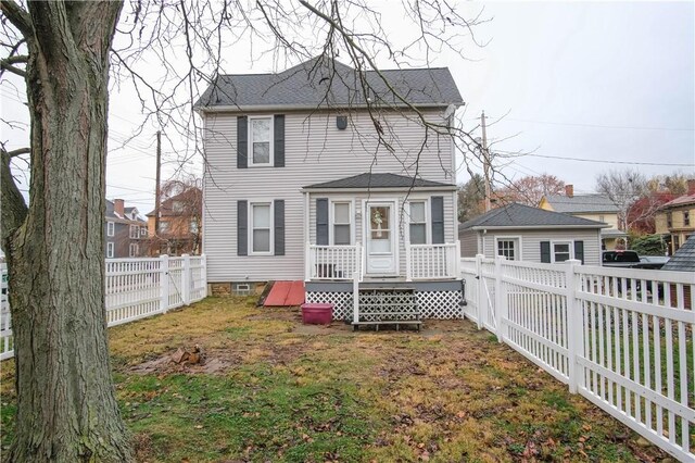 view of front of property featuring a front lawn