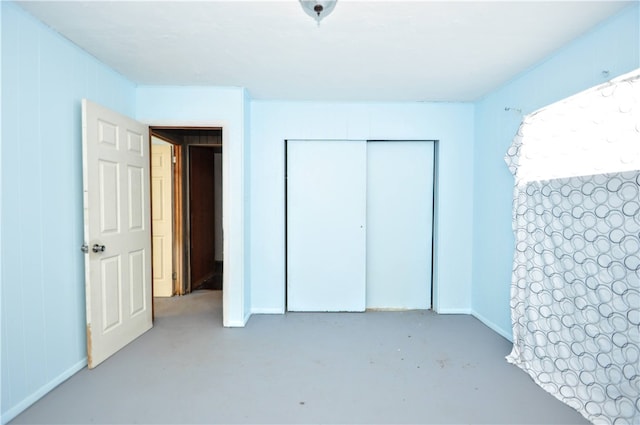 unfurnished bedroom featuring a closet