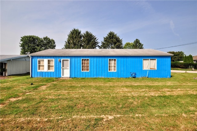 view of front facade featuring a front lawn