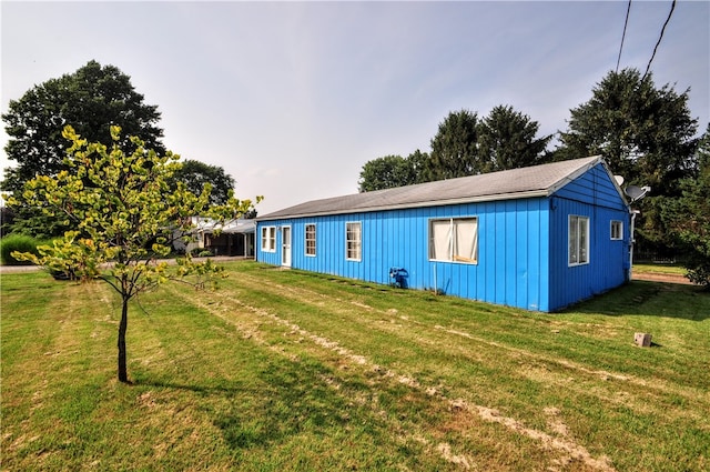 exterior space featuring a lawn