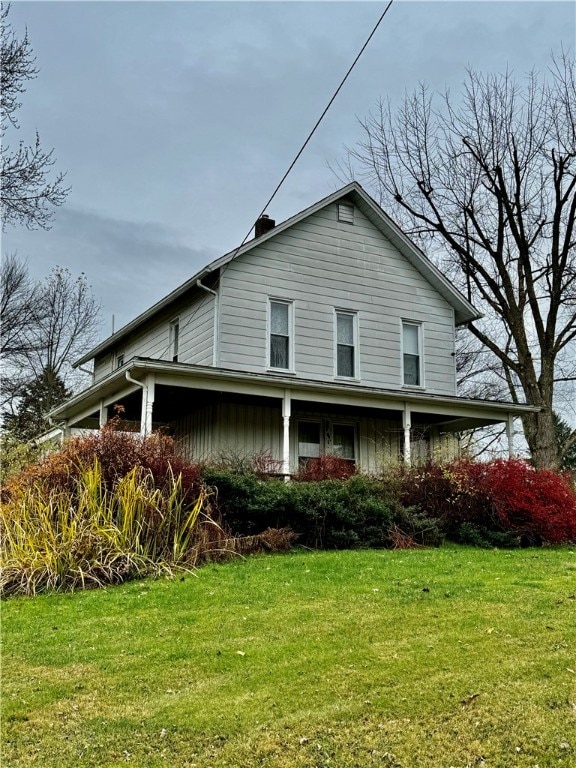 view of front of property featuring a front yard