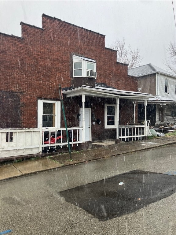 view of front of property with covered porch