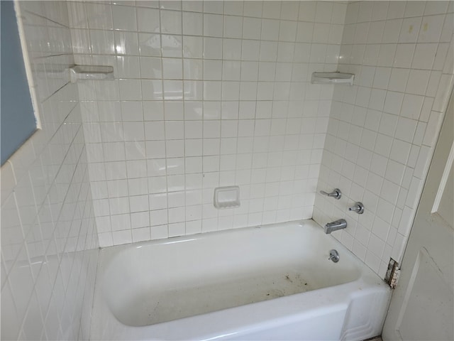 bathroom with tiled shower / bath