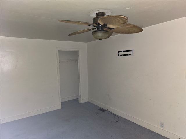 unfurnished bedroom featuring ceiling fan and a closet