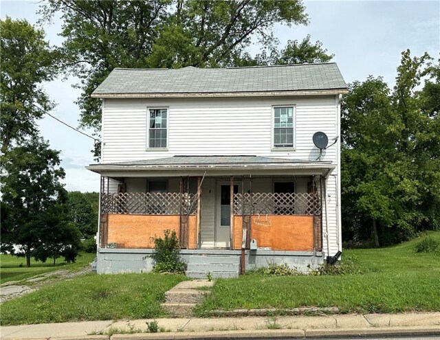 view of front facade with a front lawn