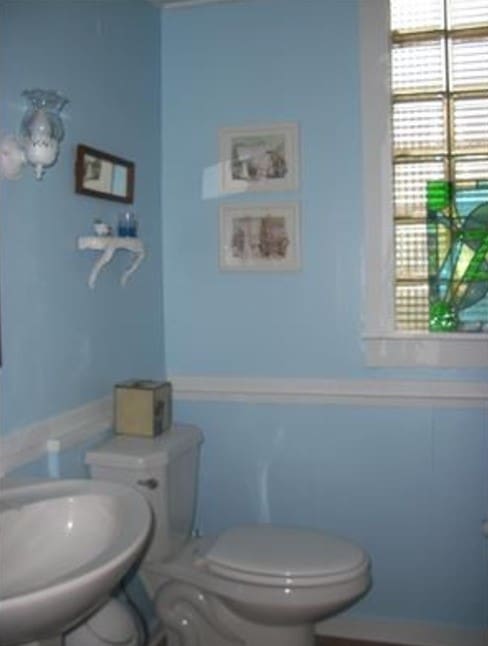 bathroom featuring toilet