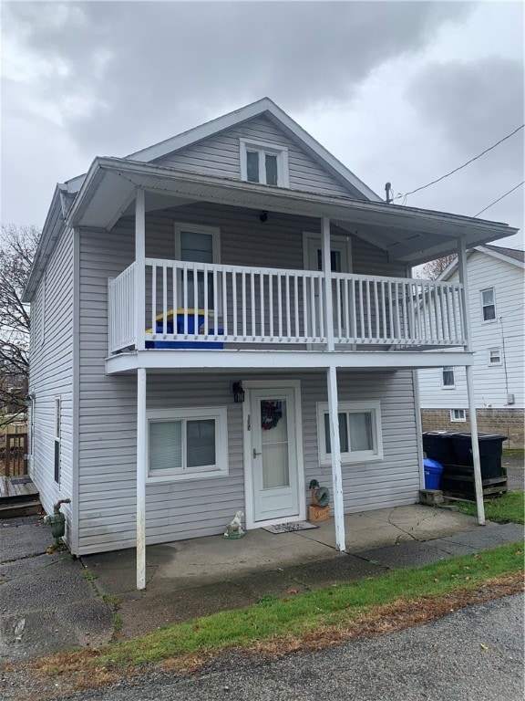 view of front of property with a balcony