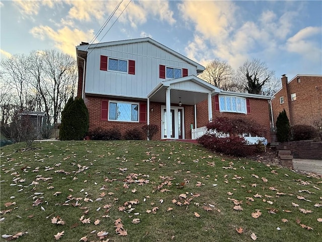 view of front of home featuring a front yard and ceiling fan