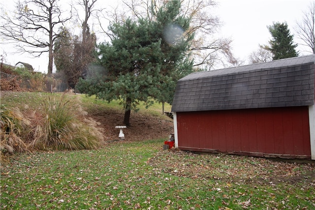 view of yard featuring a storage shed