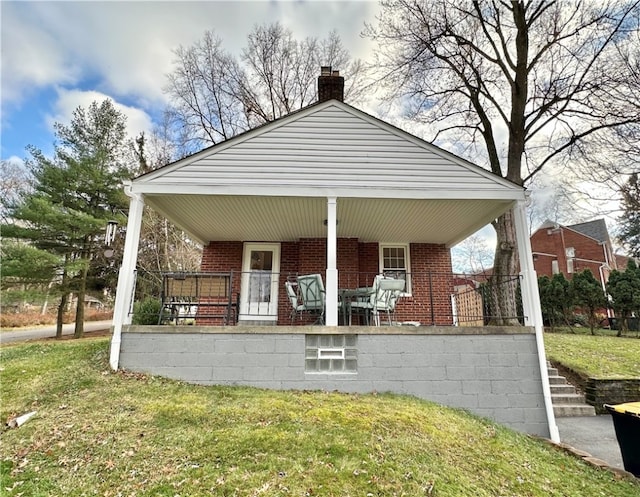 view of front of house featuring a porch and a front yard