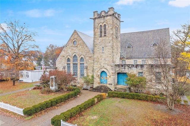 view of front of home featuring a front lawn