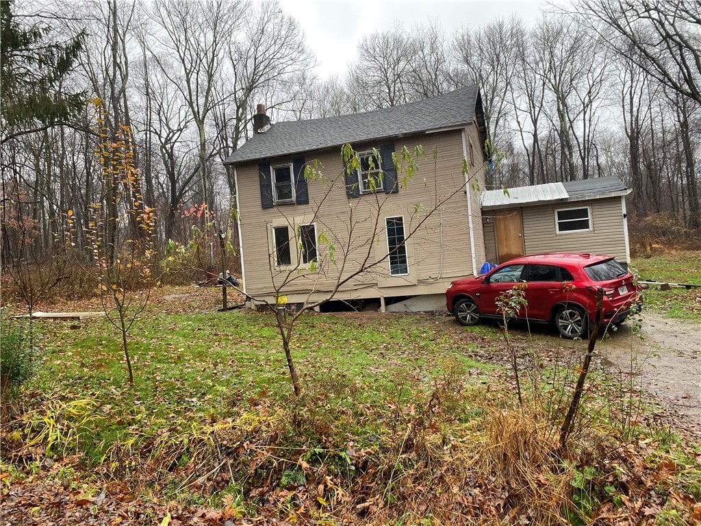 view of front facade with a front lawn