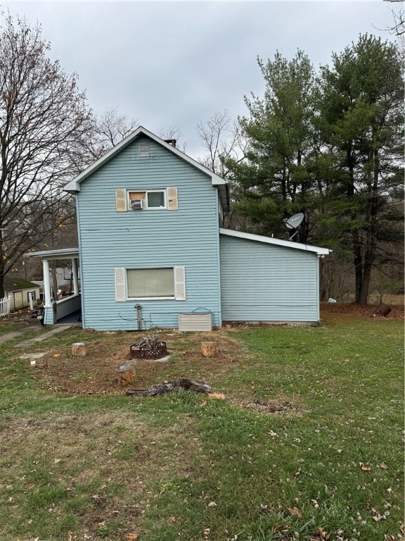 view of side of property featuring a yard