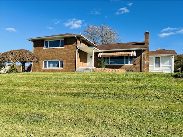 view of front of house featuring a front lawn