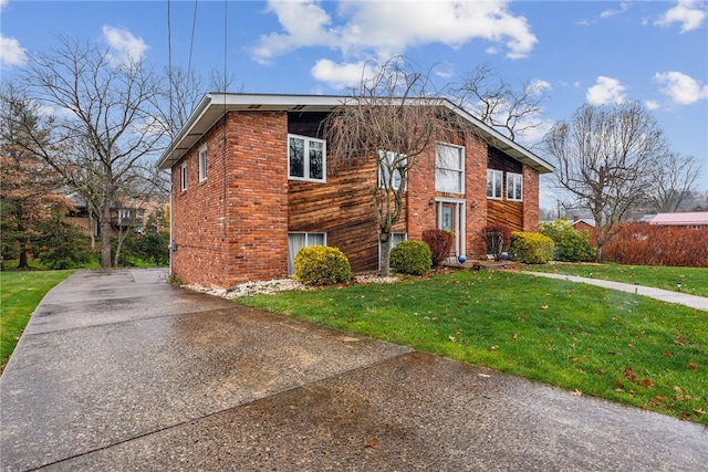 view of front of house with a front lawn