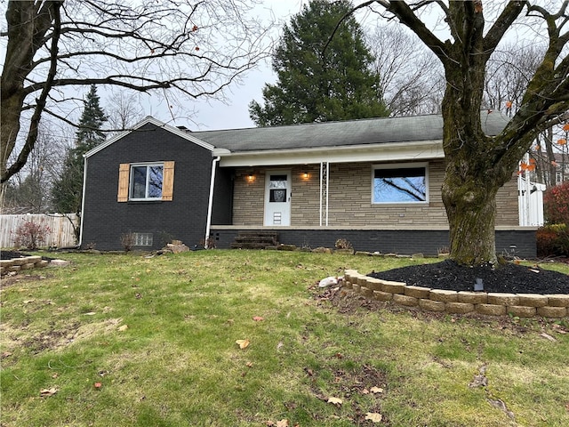 view of front of property featuring a front yard