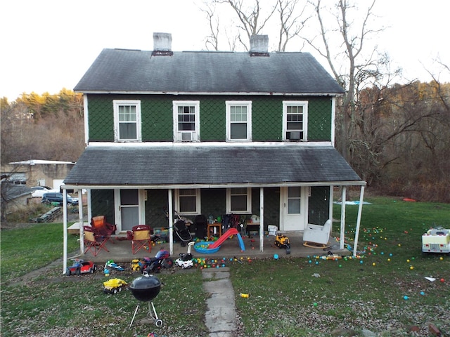 view of front facade featuring a patio and a front lawn