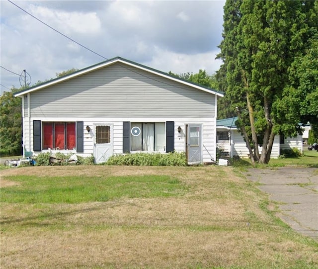 view of front of home with a front lawn