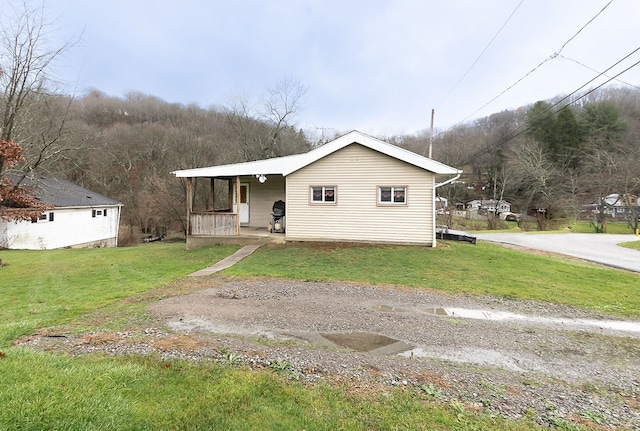 view of front of property featuring a porch and a front lawn