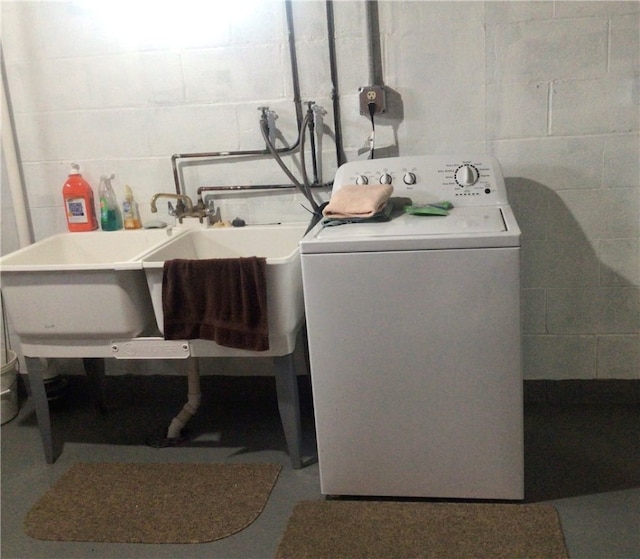 laundry area featuring washer / dryer